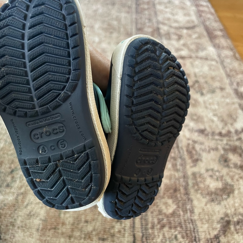 Crocs (4/5c) - Picture 2 of 2